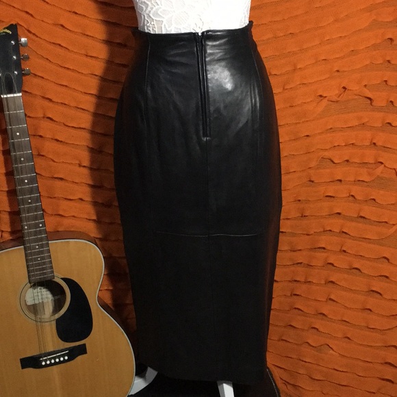 Valerie Stephen’s New Zealand Lambskin Black Skirt - Picture 4 of 4